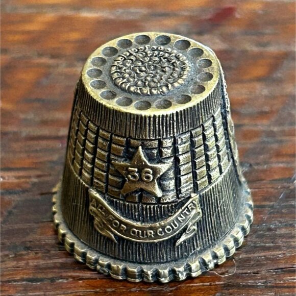 Vintage Brass Nevada Souvenir Thimble made by Sunburst 1982 - Picture 1 of 5